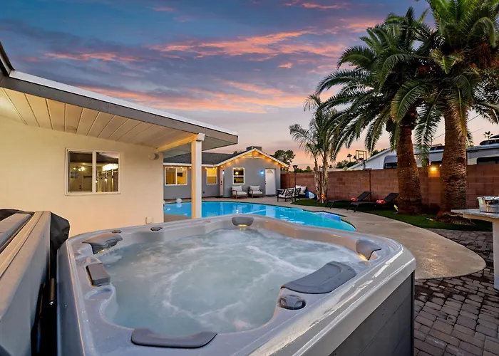 Cactus Oasis 5-br House Casitaheated & Pool